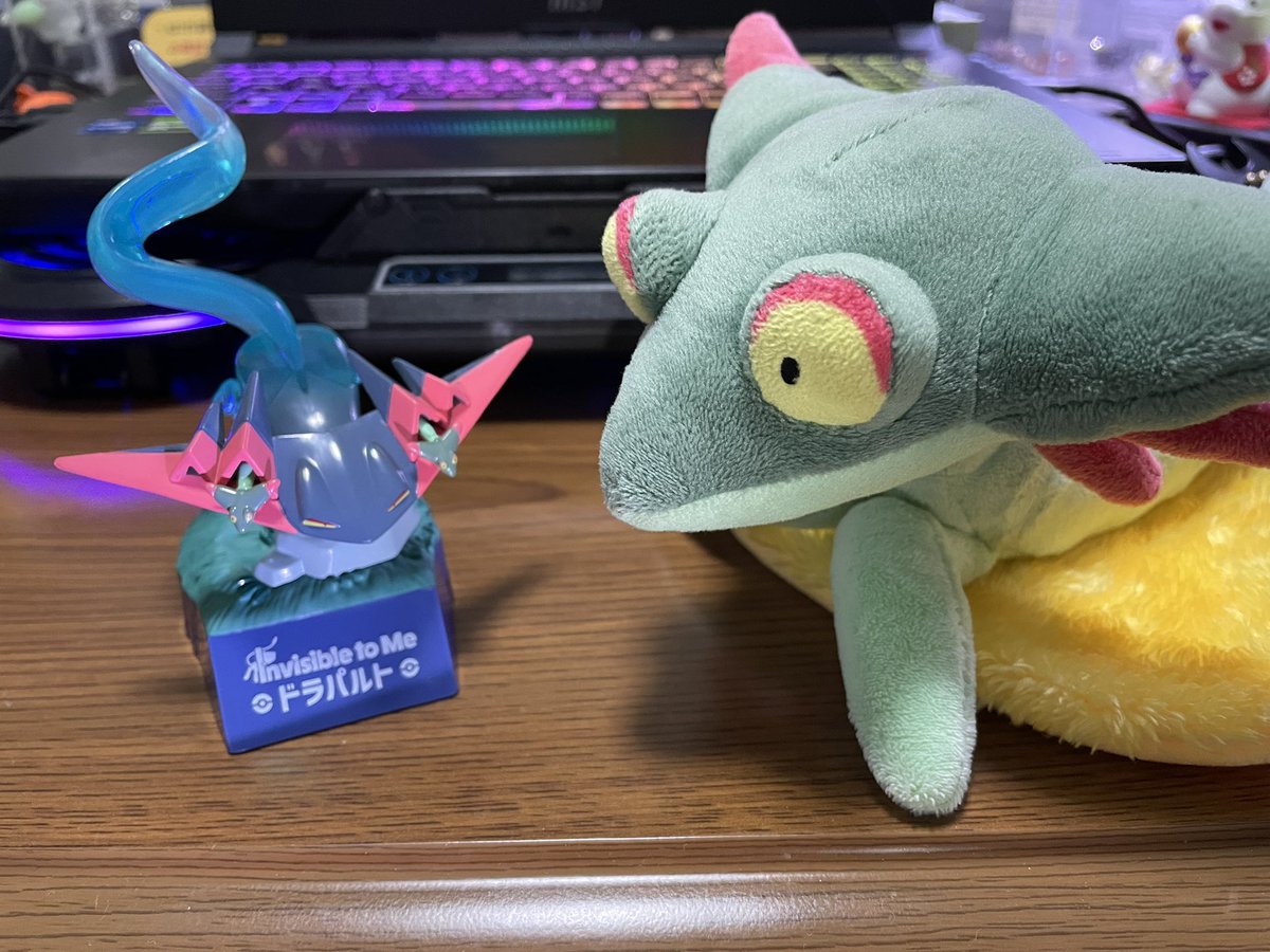 ポケセンのドラパルトのフィギュア、透明感が凄くてめっちゃ綺麗です 