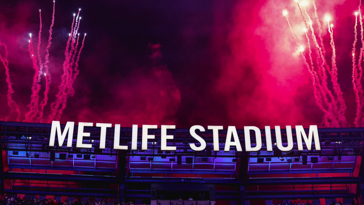 Chiefs's tweet photo. Sunday night lights 🏟️ https://t.co/fOFkiO1BiB