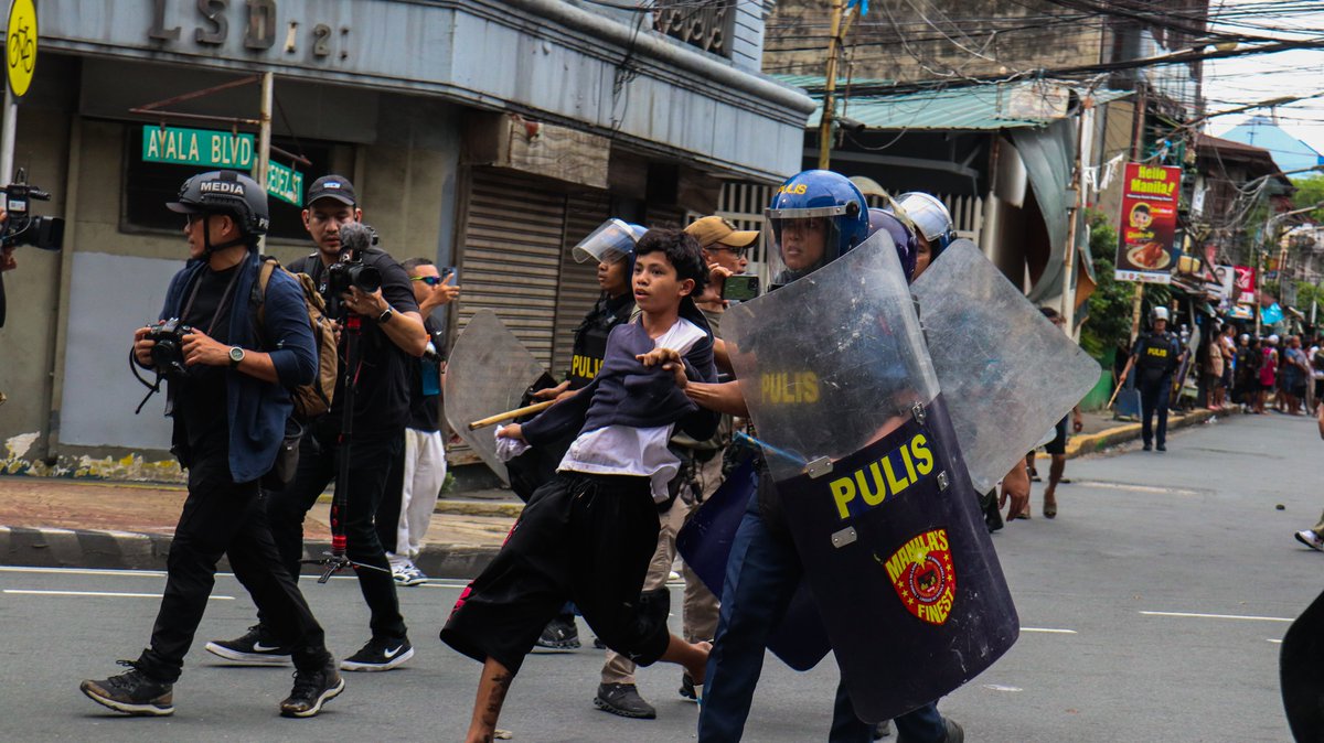 IN PHOTOS: Masked protesters set a trailer truck, a police ...
