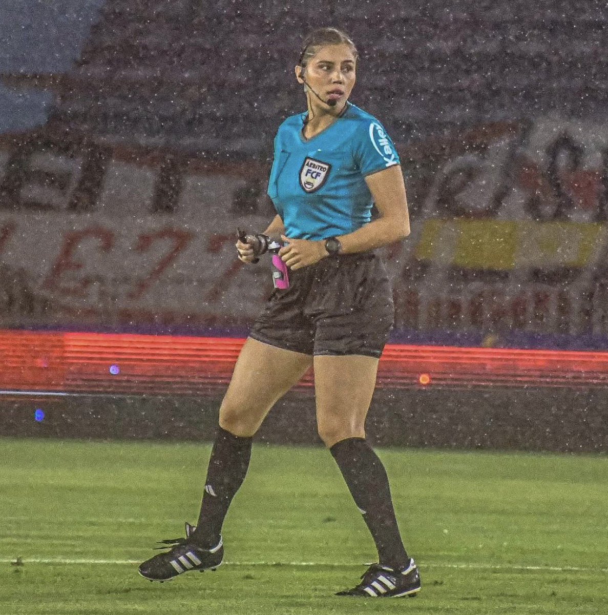 📌 Lo de Mariana Quintero en la final de la liga femenina fue DESASTROSO❌

- La árbitra expulsa sin ningún sentido a Mariana Silva❌
- Le hace repetir el penal a Lizeth Aroca sin una explicación SERIA❌
- Le permitió a Luisa Agudelo hacer lo que quiso en la portería❌