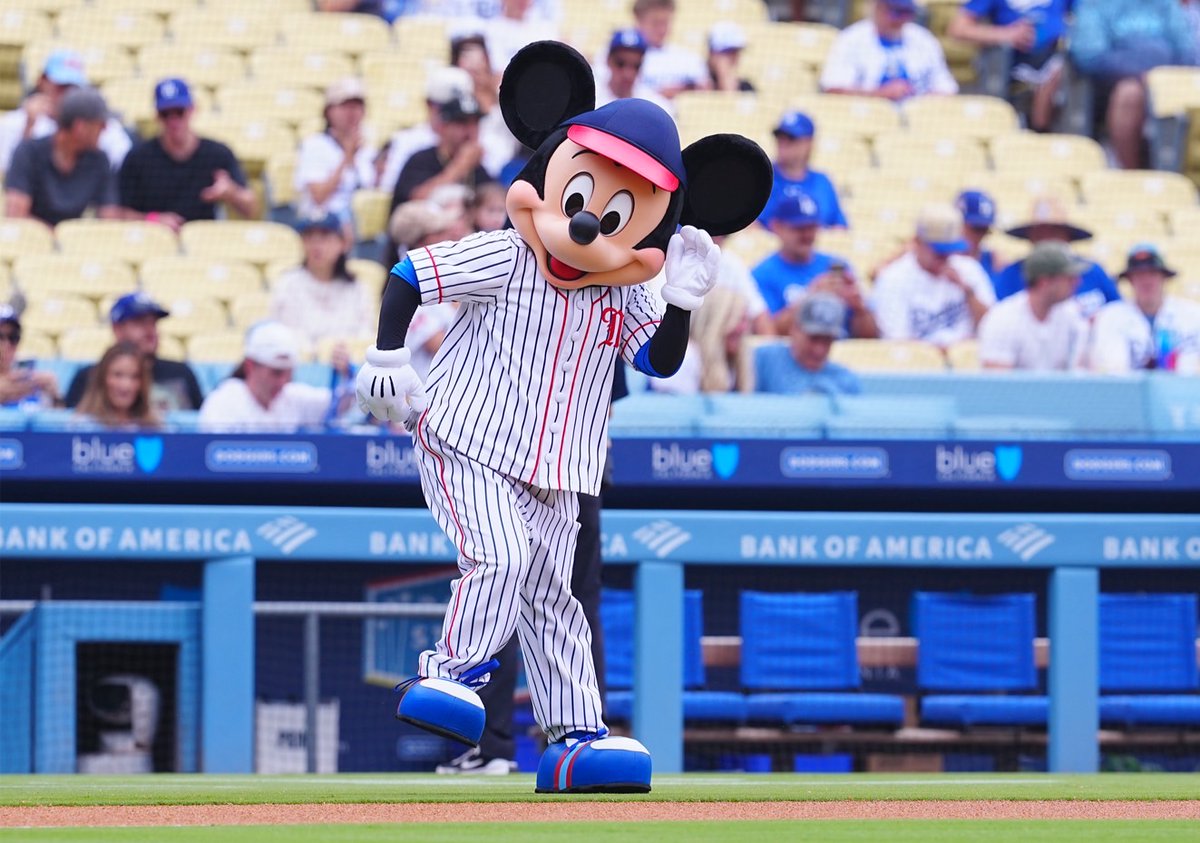 ドジャース 戦に #ミッキー・マウス が来場🌟 レアなユニホーム姿で
