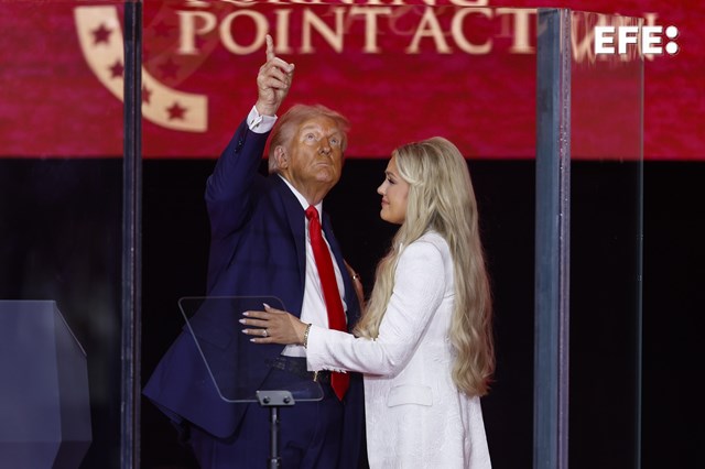 EFEnoticias's tweet photo. El presidente estadounidense, Donald Trump califica el asesinato de Charlie Kirk, como "un ataque contra EE.UU.", en una ceremonia multitudinaria para honrar la memoria del activista.
https://t.co/cozIX0nr37 https://t.co/ae4FNIZT7n
