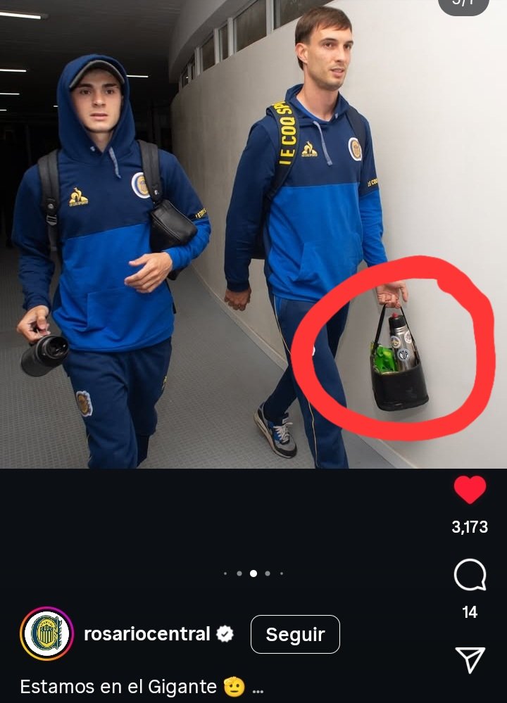 Teatro de Flores , presentación "La histeria Argentina" ... ahora entendes porque en el medio del pogo al flaco que chocas no lo moviste un cm
Obsérvese el termo del compañero #JuanCruzKomar6 ... 
Vamo la Ciencia 
<a href="/CientificosPalo/">Científicos del Palo</a>