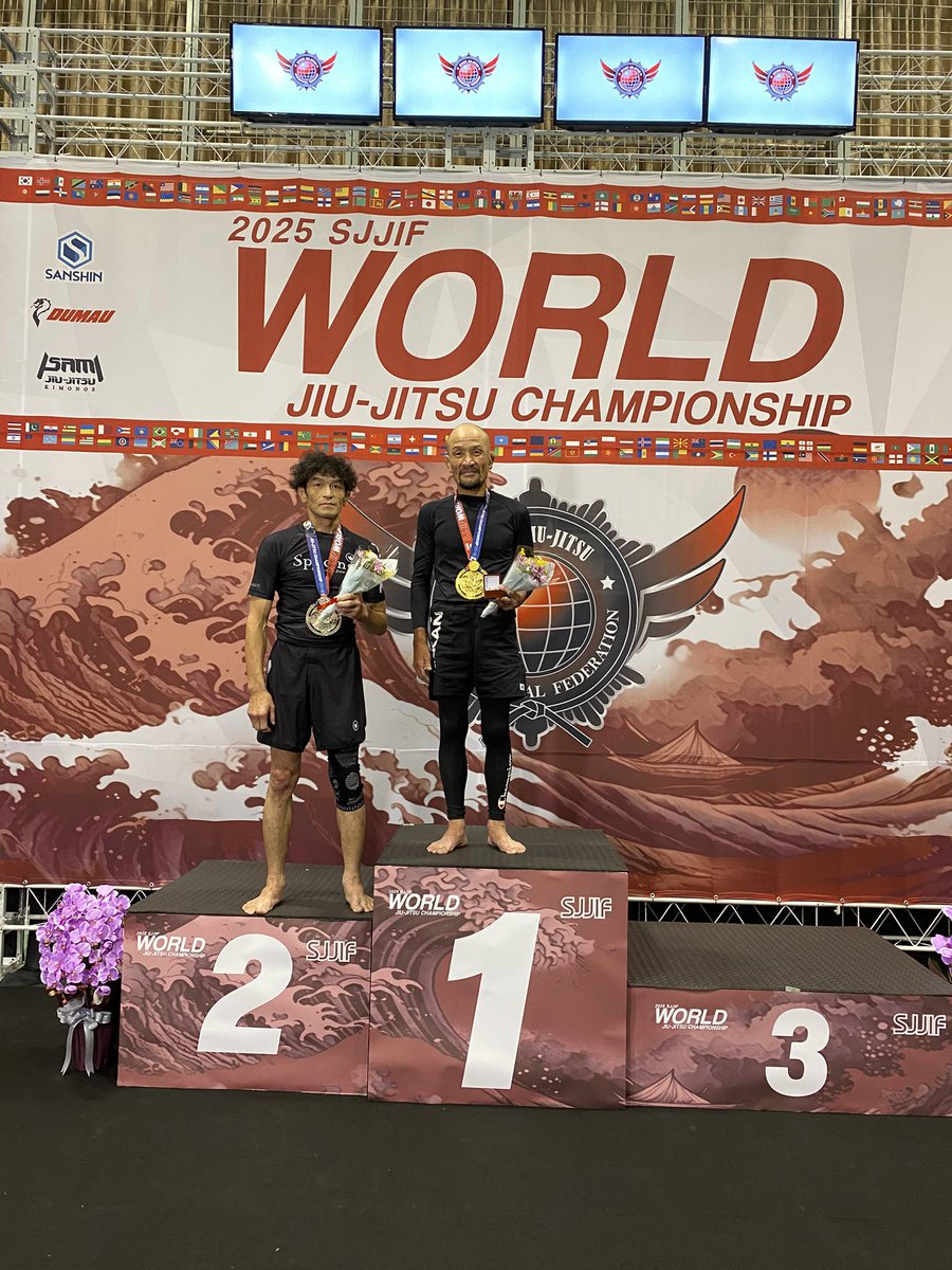 fujitajiujitsu's tweet photo. 今年のSJJIFワールド🚅
勝てたんも嬉しいけど🥇🥇
一番嬉しかったんは鹿児島のシゲさんを黒帯認定(37人目)出来た事､このシゲさんに私のような者が認定してもええもんかと思いながら恐縮しとる､シゲさんにはいつも勇気をもろうとる💪
そして世界四冠まであと一つじゃ👊
#藤田柔術
#広島柔術 https://t.co/3cZXQRxP4H