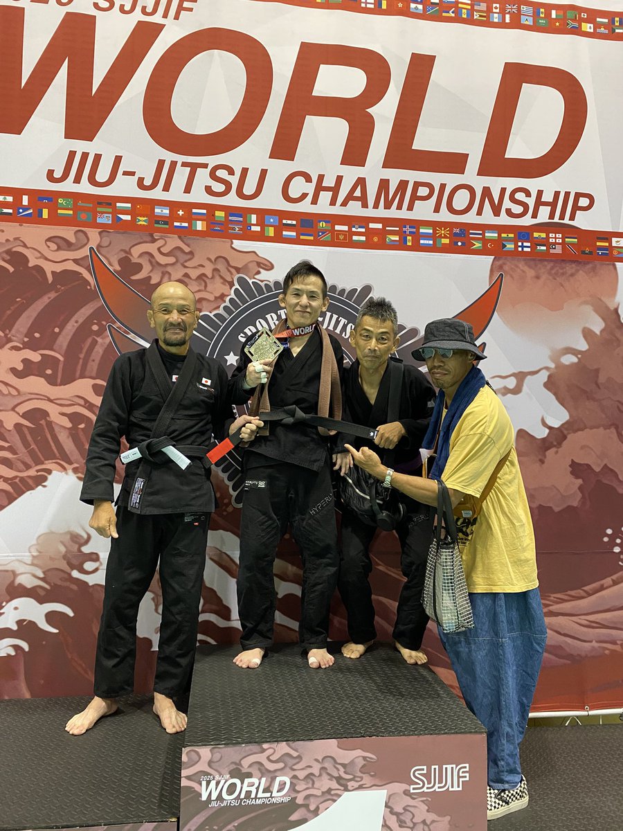 fujitajiujitsu's tweet photo. 今年のSJJIFワールド🚅
勝てたんも嬉しいけど🥇🥇
一番嬉しかったんは鹿児島のシゲさんを黒帯認定(37人目)出来た事､このシゲさんに私のような者が認定してもええもんかと思いながら恐縮しとる､シゲさんにはいつも勇気をもろうとる💪
そして世界四冠まであと一つじゃ👊
#藤田柔術
#広島柔術 https://t.co/3cZXQRxP4H