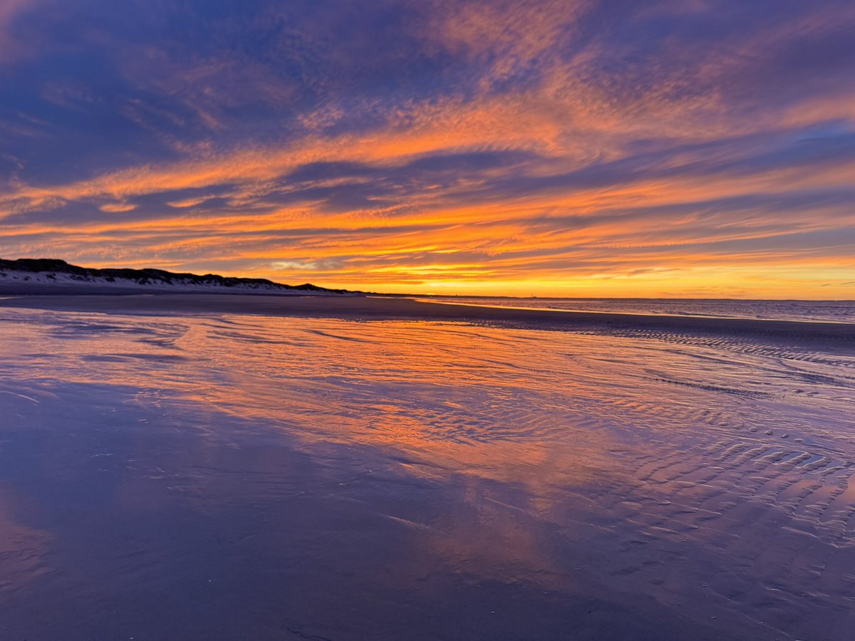 MegOLeary's tweet photo. Gorgeous sunset out on Sandy Neck Beach tonight! @TerryWBZ @ericfisher https://t.co/zJ0RdKGr6n