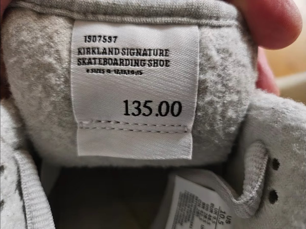 ModernNotoriety's tweet image. Kirkland Signature x Nike SB Dunk Low features a hidden Costco hot dog 🌭

🗓️ Holiday 2025
🏷️ $135