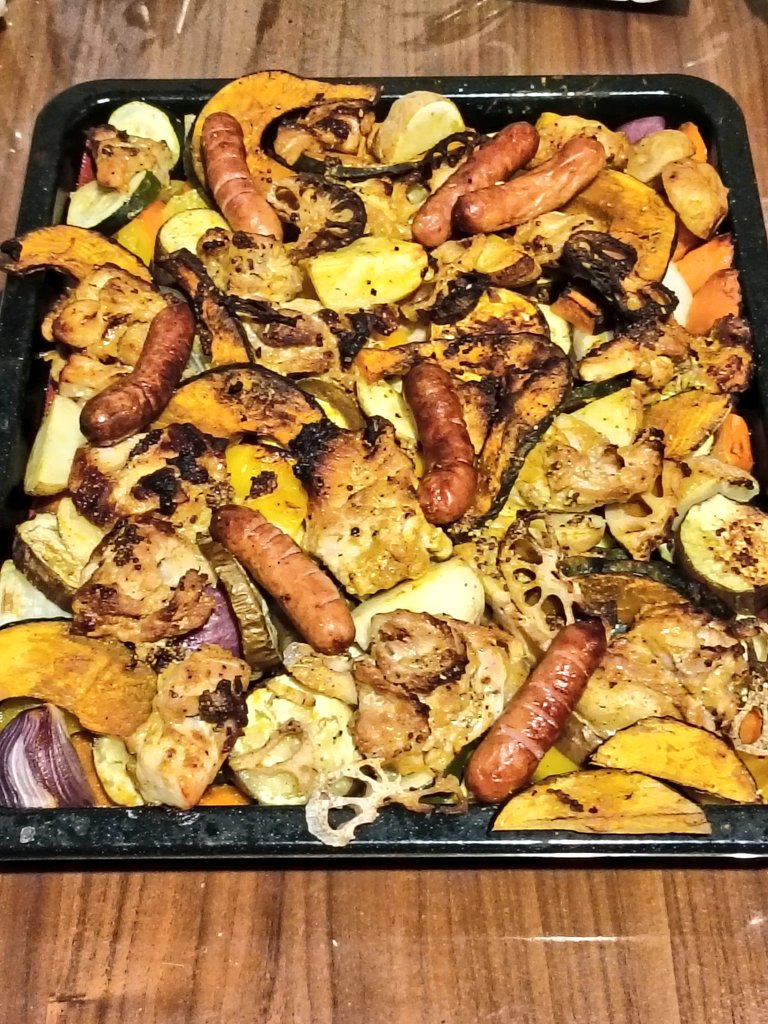 昨日は久しぶりにオーブン焼き。
今回は鶏ももと豚こまを団子にして塊肉のように。タンドリーチキン風味です。野菜も肉も多いのでちょっと長めに焼きました。これくらい焦げてるの旨い😋
かぼちゃや紫玉ねぎ、ズッキーニ等、茄子忘れるとこだった🤣
#おうちごはん #家庭菜園