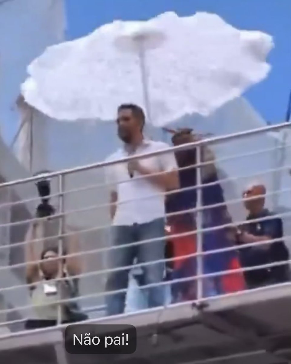 Qual a cor da pessoa segurando seu guarda-sol, Wagner Moura??? Que porra é essa??? 

Eu te entendo, sua cútis branca não aguenta o sol de Salvador, né meu fio??? Só o solzinho meia-boca da Califórnia, onde você mora.