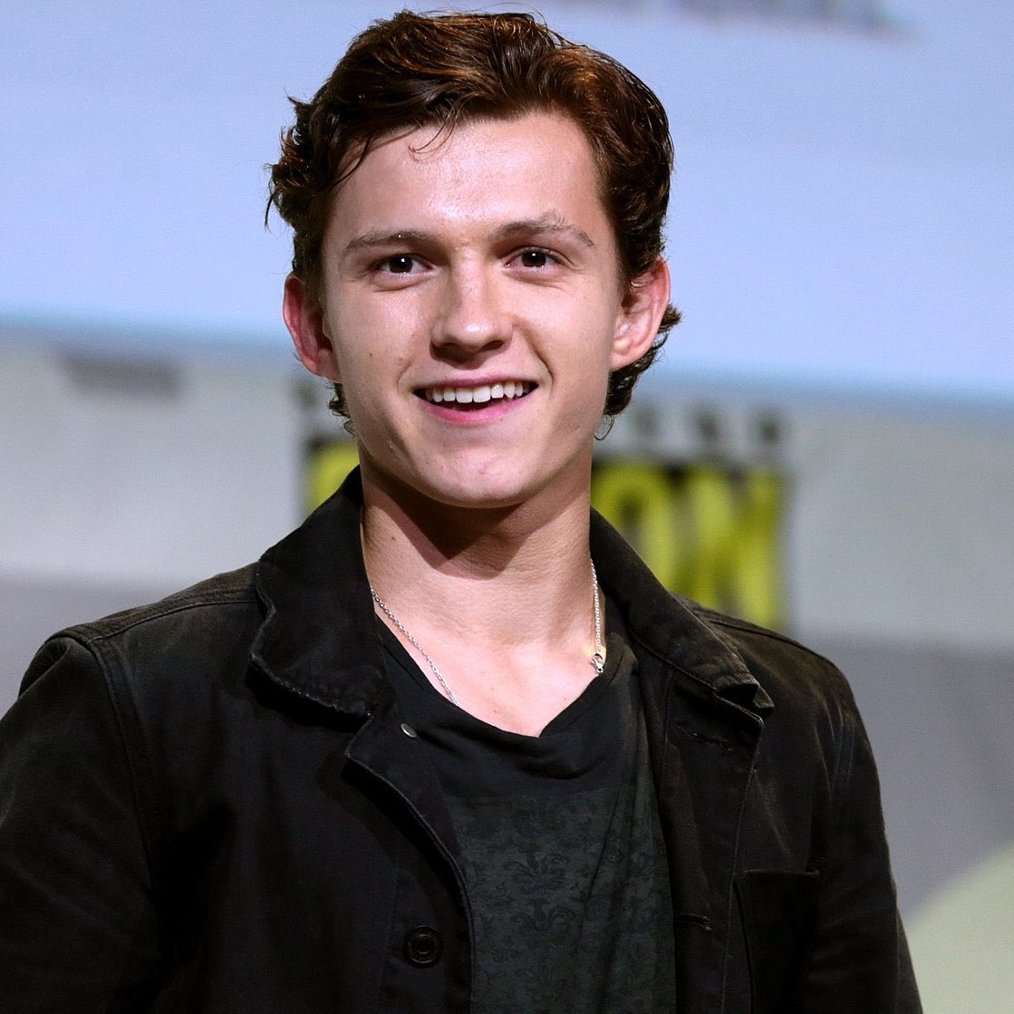 MCUNetworkMY's tweet photo. BREAKING: 

Tom Holland telah dikejarkan ke hospital selepas satu aksi lagak ngeri dalam penggambaran *Spider-Man: Brand New Day* tidak berjalan seperti dirancang.

Beliau dipercayai mengalami hentakan di kepala dan kini sedang dirawat akibat gegaran otak (concussion). https://t.co/EXJ31qXprM