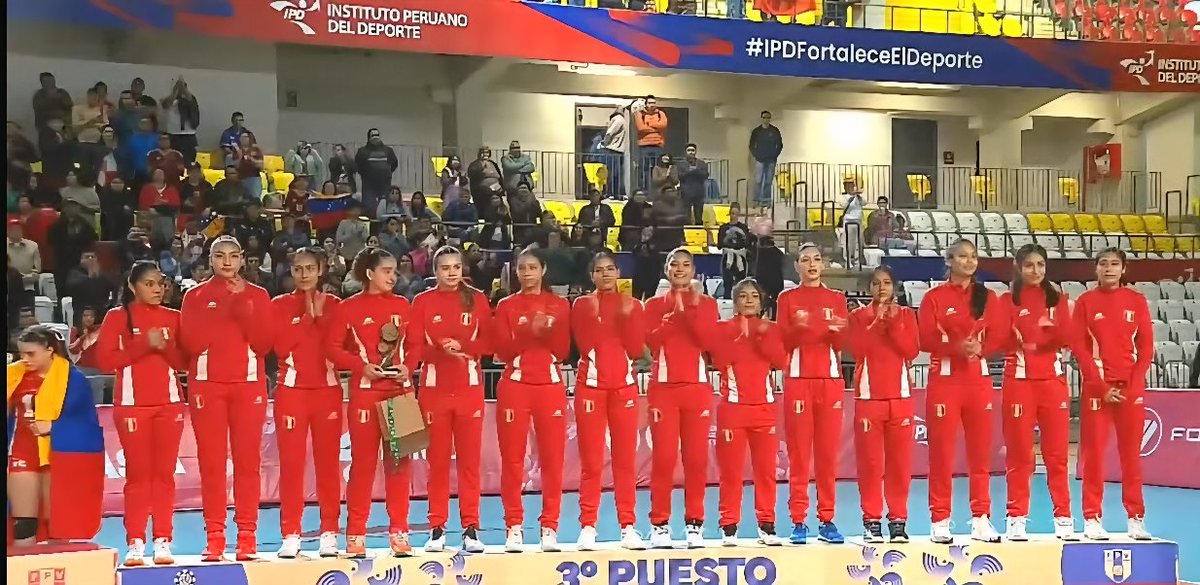 PuntoEnJuego's tweet image. 🎉 CELEBRA PERÚ 
Nuestras chicas obtienen el tercer puesto, medalla de bronce 🥉, en el Sudamericano Femenino de Voley U17 🏐.
Premio a Victoria Olavarría 🇵🇪 como Segundo mejor ataque 💪🏽
#ArribaPerú