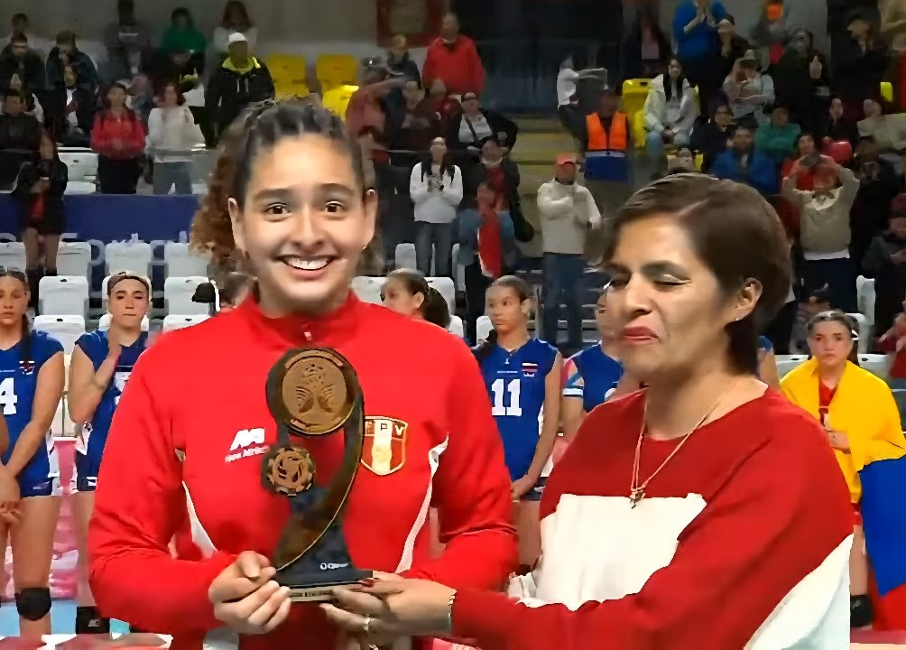 PuntoEnJuego's tweet image. 🎉 CELEBRA PERÚ 
Nuestras chicas obtienen el tercer puesto, medalla de bronce 🥉, en el Sudamericano Femenino de Voley U17 🏐.
Premio a Victoria Olavarría 🇵🇪 como Segundo mejor ataque 💪🏽
#ArribaPerú