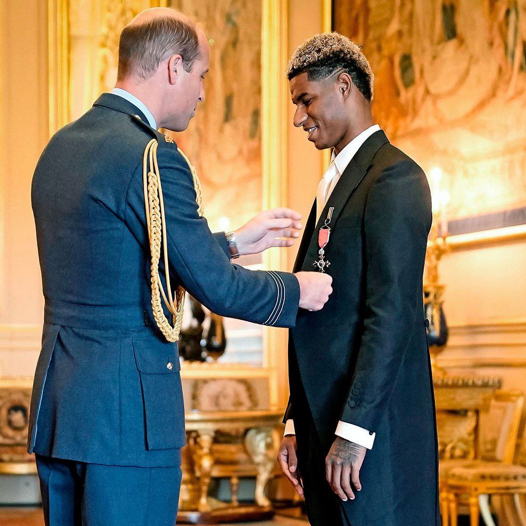 Alexaxfcb's tweet image. Ustedes son muy jóvenes, pero Rashford fue condecorado por órdenes de la Reina Isabel II por su lucha contra la pobreza infantil, cosa que él vivió de niño. 

No solo fichamos a un gran jugador, también a una gran persona.