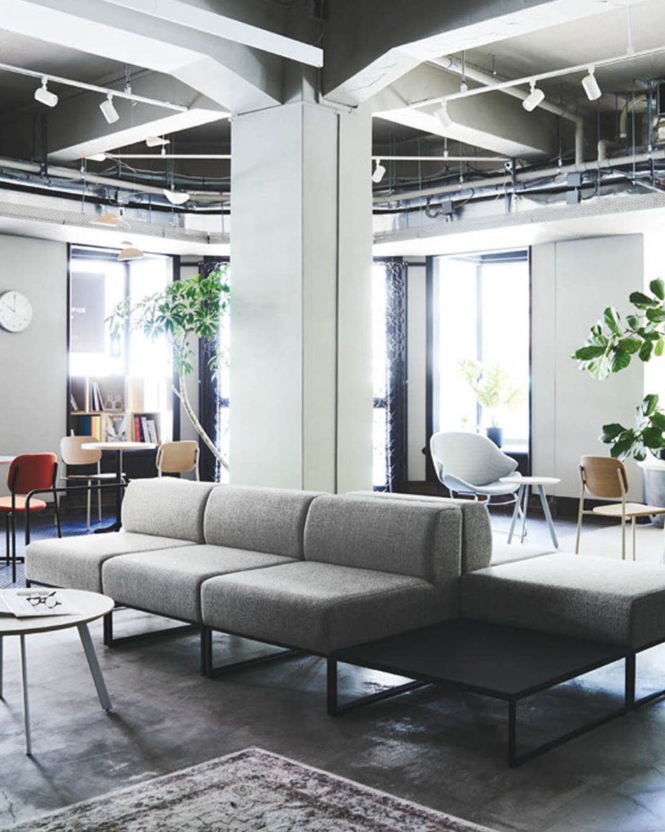 HUSTNET's tweet image. #システムソファ #ロビーソファ 
#企業公式相互フォロー #企業公式秋のフォロー祭り
「キューブ」は、16×16の角パイプによる細身のフレームを採用したデザインが特徴的なシステムソファです。
3 種類の同デザインのテーブルを組み合わせる事で、ラウンジ、オフィス、ロビーなどに幅広く提案できます。…