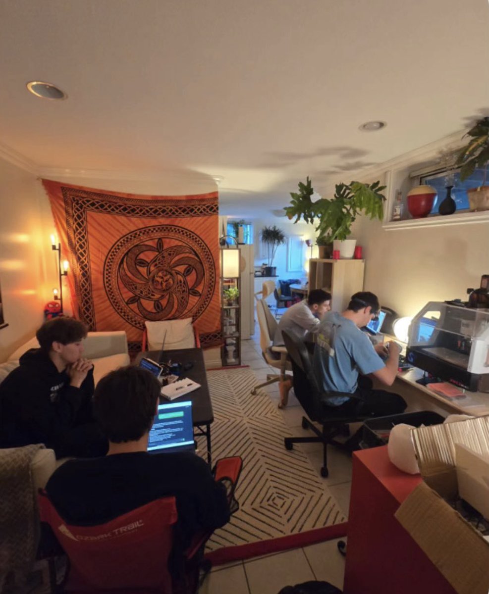 TechSakee's tweet image. Just had a work session at my startup, and we moved into our crib