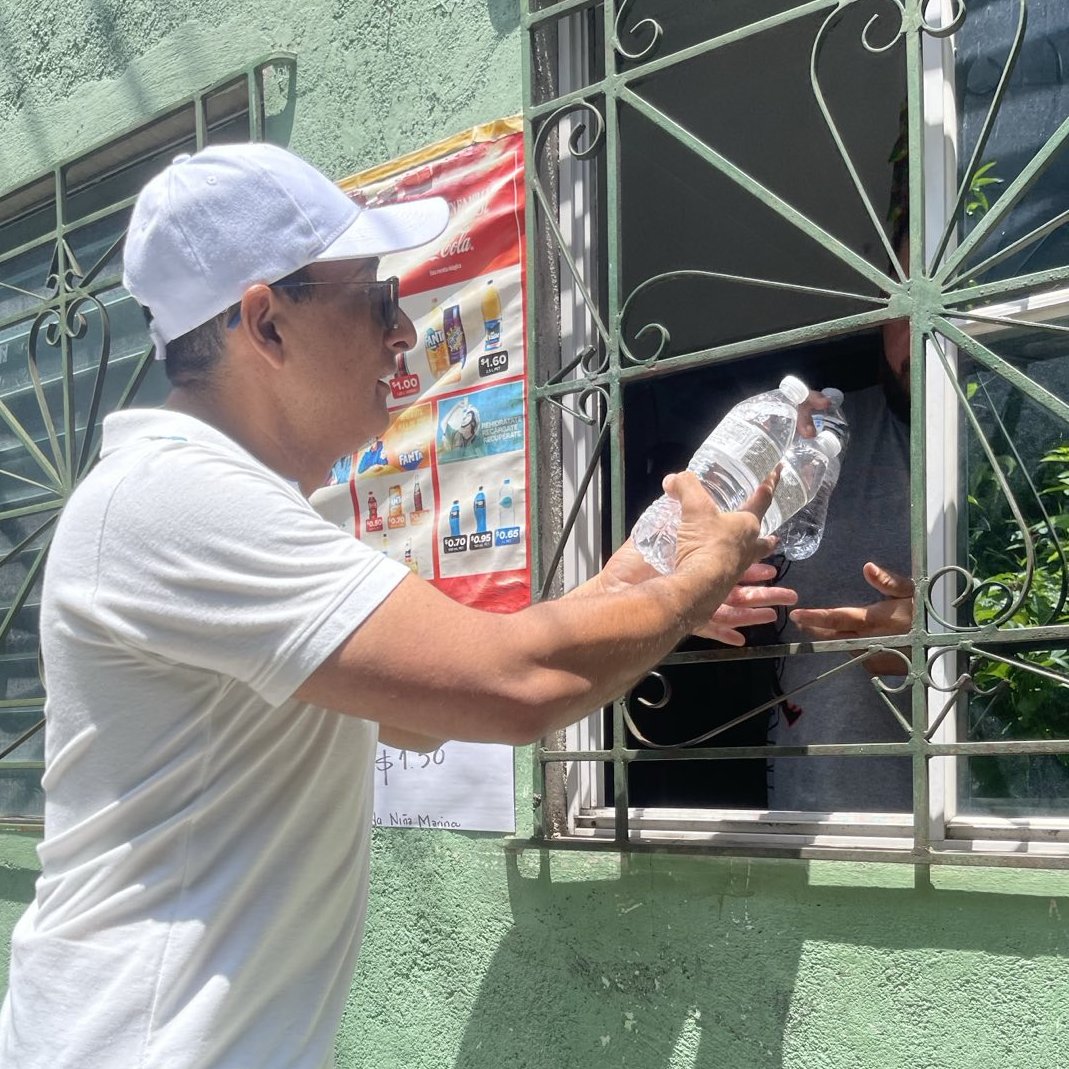 ClaudiaOrtizSV's tweet photo. Ante la crisis #VAMOSapoyando
En estos días sin agua hemos recibido testimonios de desesperación y rabia. Nos solidarizamos y llevamos a diferentes comunidades agua para la hidratación de las familias.
La gente siempre sufre las consecuencias de la incapacidad e improvisación. https://t.co/fYKrtjoCR1