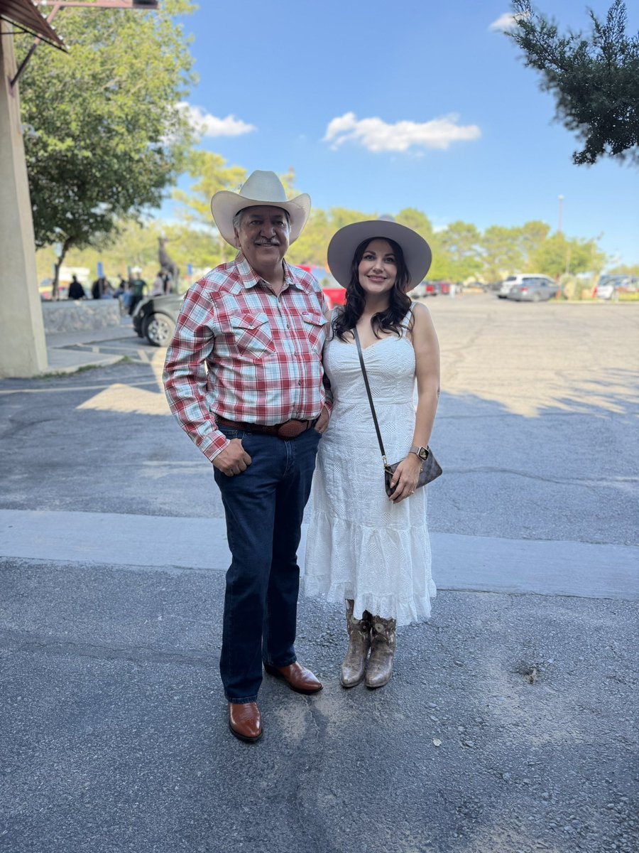 Olga_Reads's tweet image. This weekend was so full of blessings , the best one was celebrating my birthday with my family. After more than 2 million miles as a truck driver my dad retired (he’s still driving 🥹) Family is the best gift. 🎁 ❤️❤️#chapter43