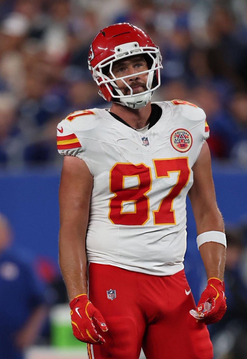 cryeyesviolet_'s tweet image. hot