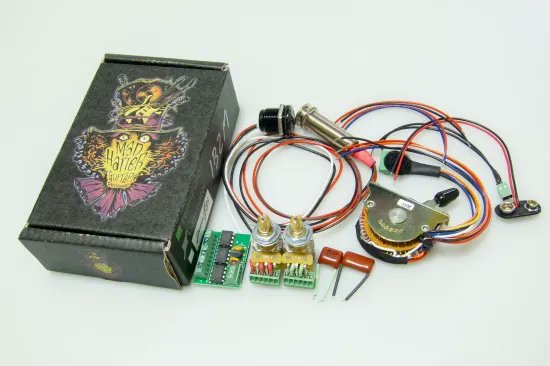 Mad Hatterというブランドから出ているサーキット

SSH, HHなどの各ピックアップレイアウトのために作られたもので、ポットの抵抗値がPUの種類に適切なものに切り替わる機能を持ちます。