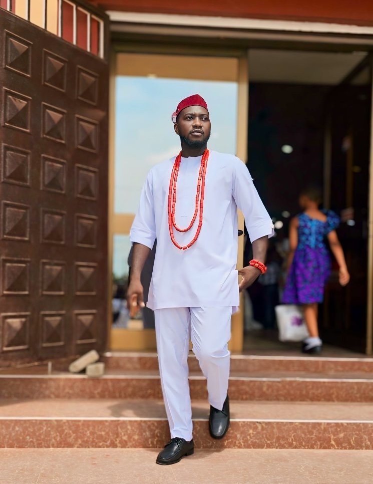 OladeleRichar12's tweet photo. “Grace in white, power in red. This custom caftan with bold red beads and matching cap speaks elegance with confidence.✨👑 #Delerichards #CraftedConfidence #AfricanElegance #MenWithStyle #CustomMadeFashion #BoldAndTimeless #CulturalElegance #LuxuryMenswear” https://t.co/sI51nZxEVu