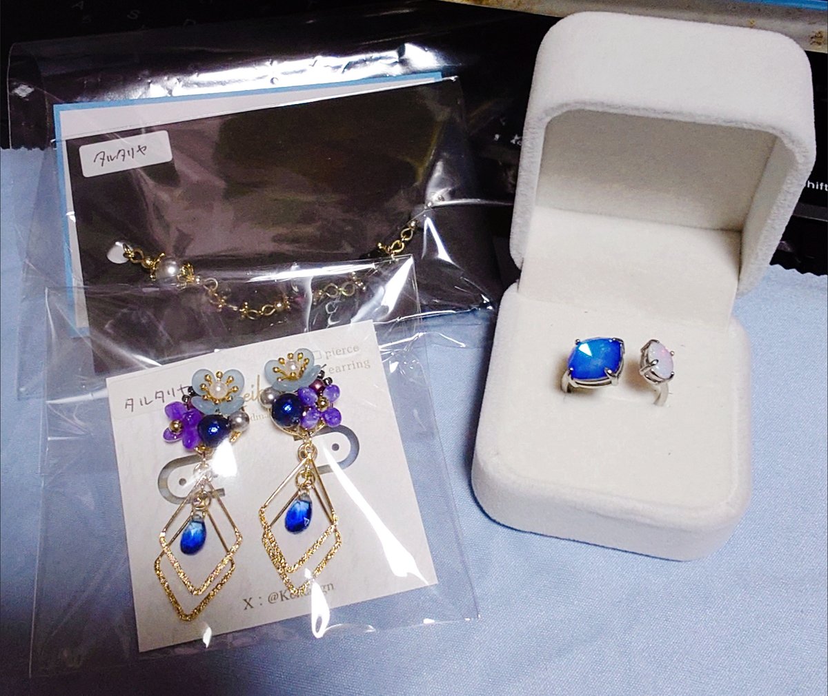 昨日手に入れたアイテムをちびちびあげていく
まずはアクセ
リングはpugiさん(<a href="/chii60339086/">pugi_momo＊9/21叡智 東7 T18b</a> )作
ブレスレットは悠莉さん(<a href="/yuri_njssk/">悠莉@9/21 神ノ叡智 【 東7 T28ab 】</a> )作
イヤリングはKeikaさん(<a href="/Keika_gn/">Keika (桂花)@9/21叡智　東7 T32ab</a> )作
全部事前のお品書きでこれは買いに行かねばと
開場即いってきたヽ(´ー｀)ノhehehe