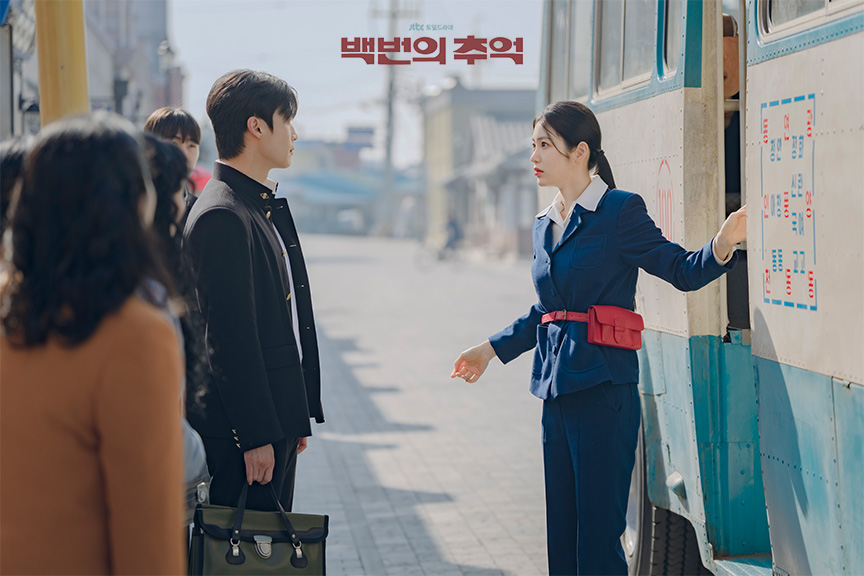 &lt;백번의 추억&gt; 3-4화 스틸 공개📸

귀하게 자란 내가
이런 걸 봐야지🐇🐿🚍

[𝗝𝗧𝗕𝗖 홈페이지]로 더 많은 스틸컷 보러가기📝
👉 url.kr/1fsnik

▶️ (토) 밤 𝟭𝟬시 𝟰𝟬분, (일) 밤 𝟭𝟬시 𝟯𝟬분
《#백번의추억》 본방사수🚍

#백번의추억 #김다미 #신예은 #허남준