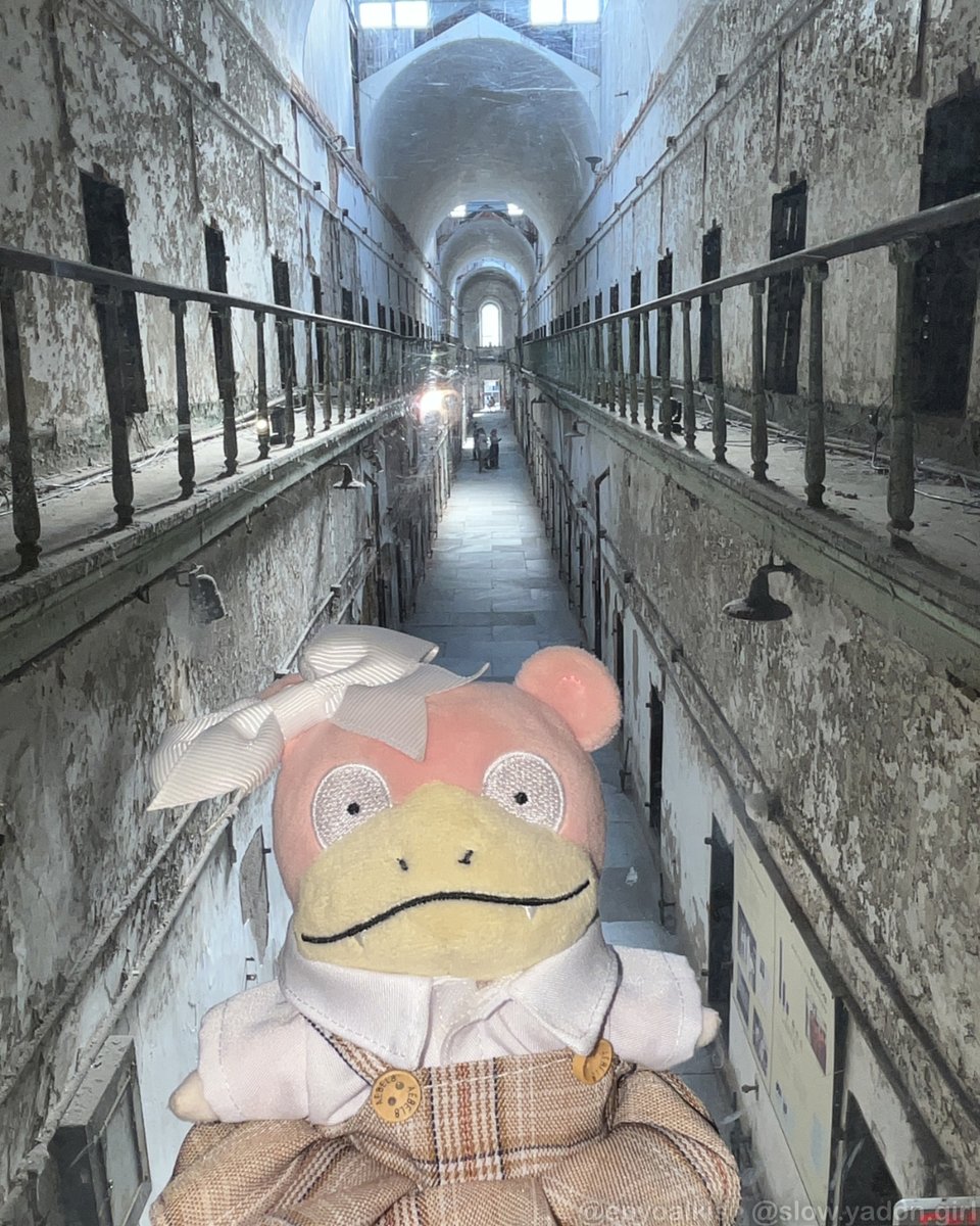 EnyoAlkis's tweet photo. The former prison was known for its system of solitary confinement, and it's educational on the morbid, harsh history of the U.S prison system
Fun fact: Al Capone was infamously imprisoned there. I didn't take a photo of his luxurious cell, but the cell here is a shoemaker's cell https://t.co/zRlxuwcxHK