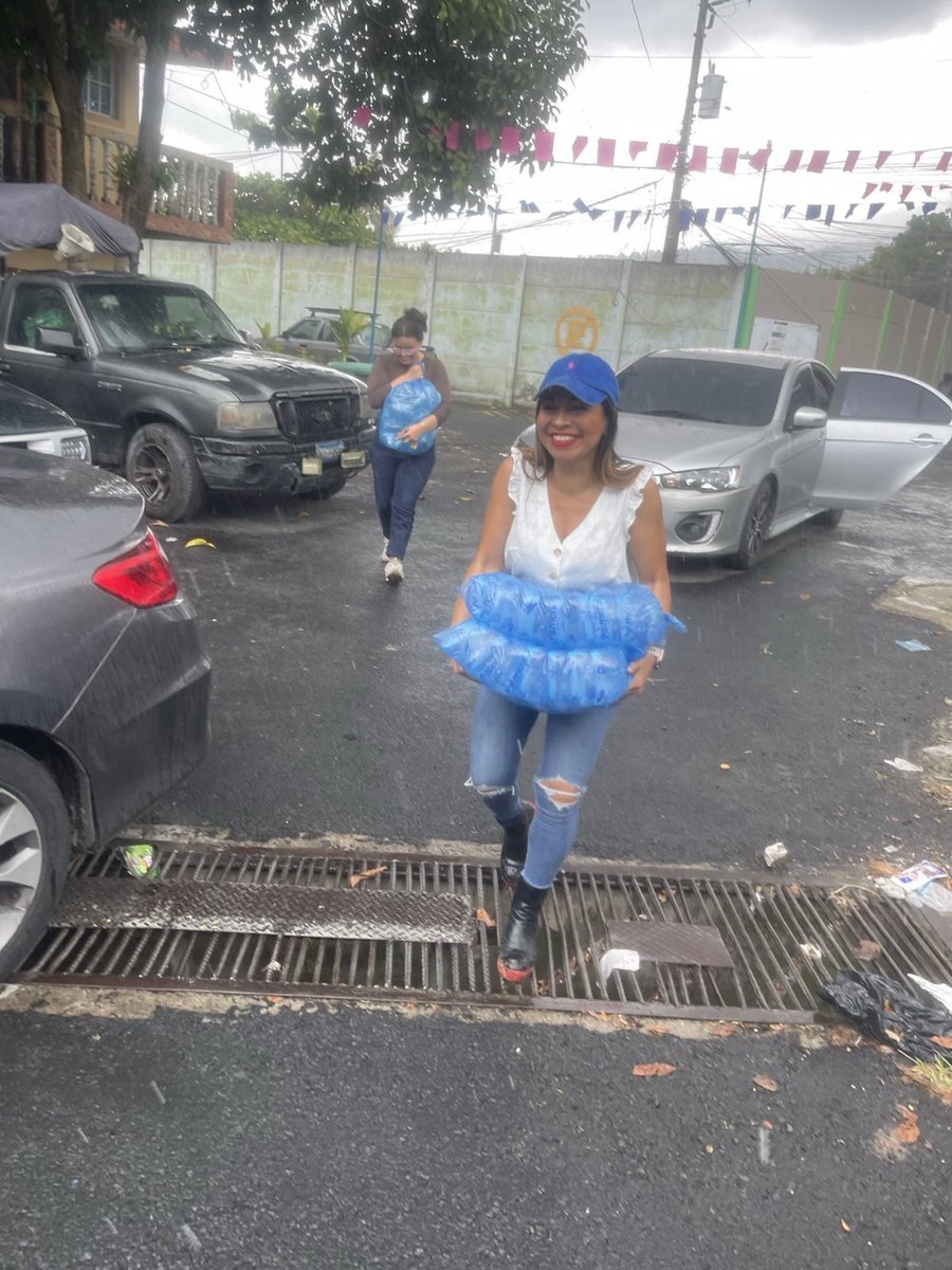 soycesiarivas's tweet photo. Este día según informó ANDA ya debería regularse el abastecimiento de agua en las zonas afectadas.
En medio de esta crisis #VAMOSapoyando
Hicimos nuestra parte, y llevamos fardos de agua y agua embotellada a comunidades en las zonas afectadas.
Pero hacemos un llamado a que estas situaciones se prevengan, con planes efectivos y nada de improvisación, ya que al final la más afectada es la población.
Cuidemos el agua y defendámosla, el agua es vida y es nuestro derecho.