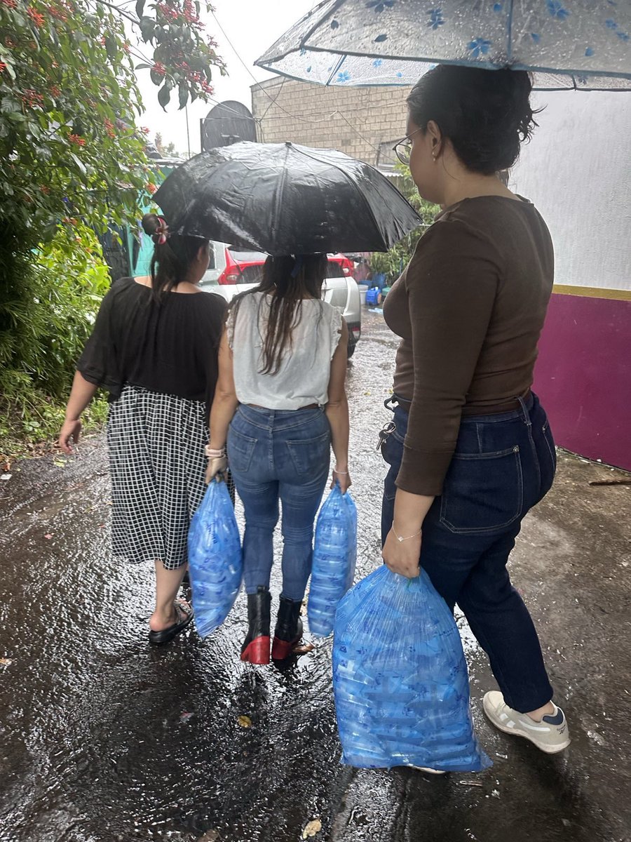 soycesiarivas's tweet photo. Este día según informó ANDA ya debería regularse el abastecimiento de agua en las zonas afectadas.
En medio de esta crisis #VAMOSapoyando
Hicimos nuestra parte, y llevamos fardos de agua y agua embotellada a comunidades en las zonas afectadas.
Pero hacemos un llamado a que estas situaciones se prevengan, con planes efectivos y nada de improvisación, ya que al final la más afectada es la población.
Cuidemos el agua y defendámosla, el agua es vida y es nuestro derecho.