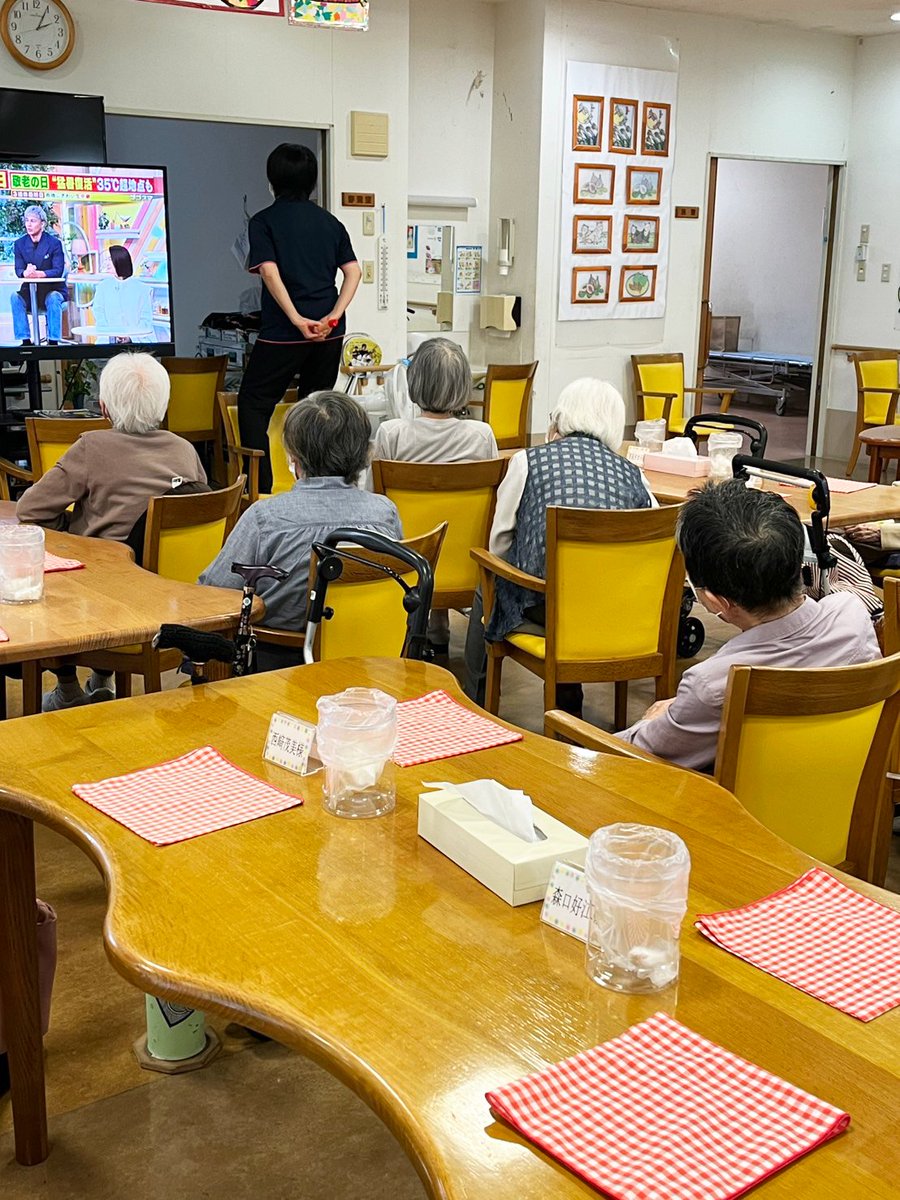 デイサービスセンター豊和で敬老の日のお祝いを行いました。
100歳まで生きる為の秘訣を利用者様より教えていただきました！「戦争の経験があったから長生きできた」・「うちは金持ちやった」・「野菜を作ってたから周りがもらいにきていた（食べるものに困らなかった）」等の意見が出ました！