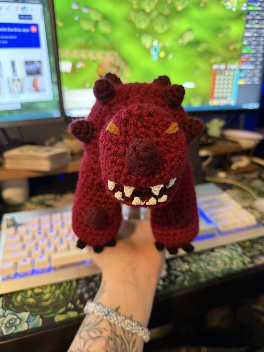 NicLynnnnn's tweet photo. Combining my @OldSchoolRS addiction and crocheting obsession into one! #crochet #osrs #runescape https://t.co/IyLOukwJoL