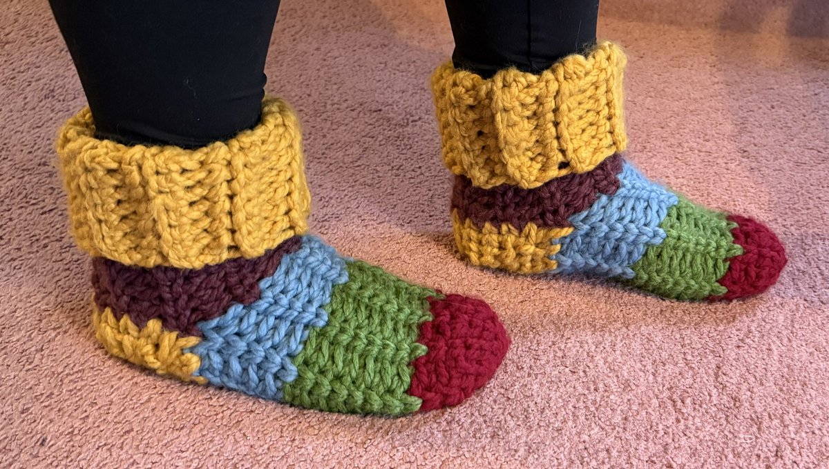 NicLynnnnn's tweet photo. Combining my @OldSchoolRS addiction and crocheting obsession into one! #crochet #osrs #runescape https://t.co/IyLOukwJoL