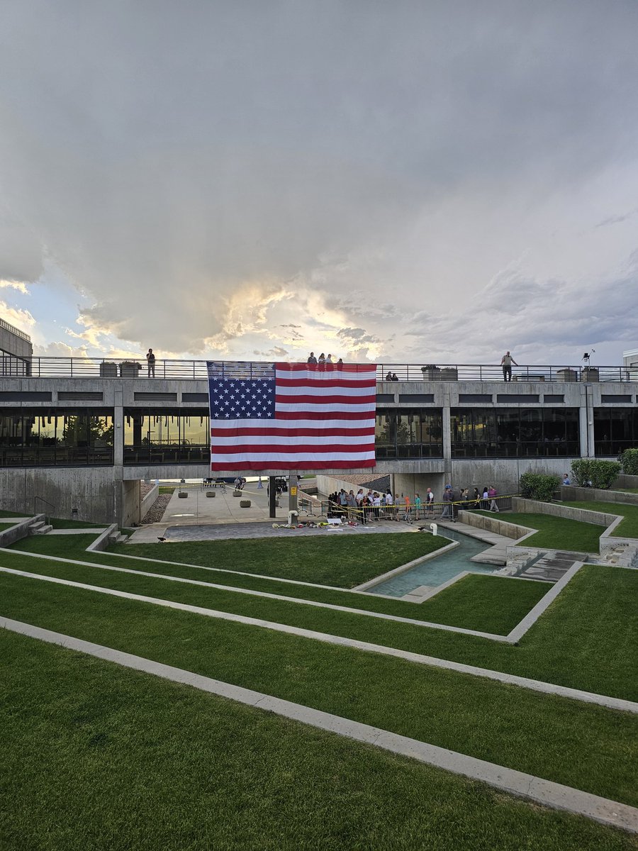 kulangflow's tweet image. My wife and I were among hundreds of people at UVU tonight remembering Charlie Kirk, and we were impressed by the reverence and peace we felt. There is so much hope for a brighter future.