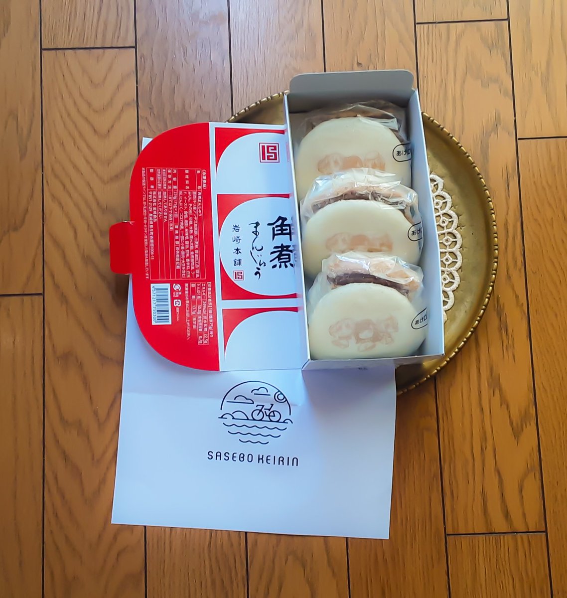 SuitRyosuke's tweet photo. 車券は当たらないけど、プレゼント🎁は当たったシリーズ😆。
佐世保競輪、特別配信プレゼントの三姫押印入り岩崎本舗の角煮まんじゅうゲット✊️だぜーー‼️
佐世保競輪運営さん、岩崎本舗さん、本当にありがとうございました😊。
楽しみに食べさせて頂きます😋。
#佐世保競輪場 
@iwasakihonpo https://t.co/mFO08Y6nzg