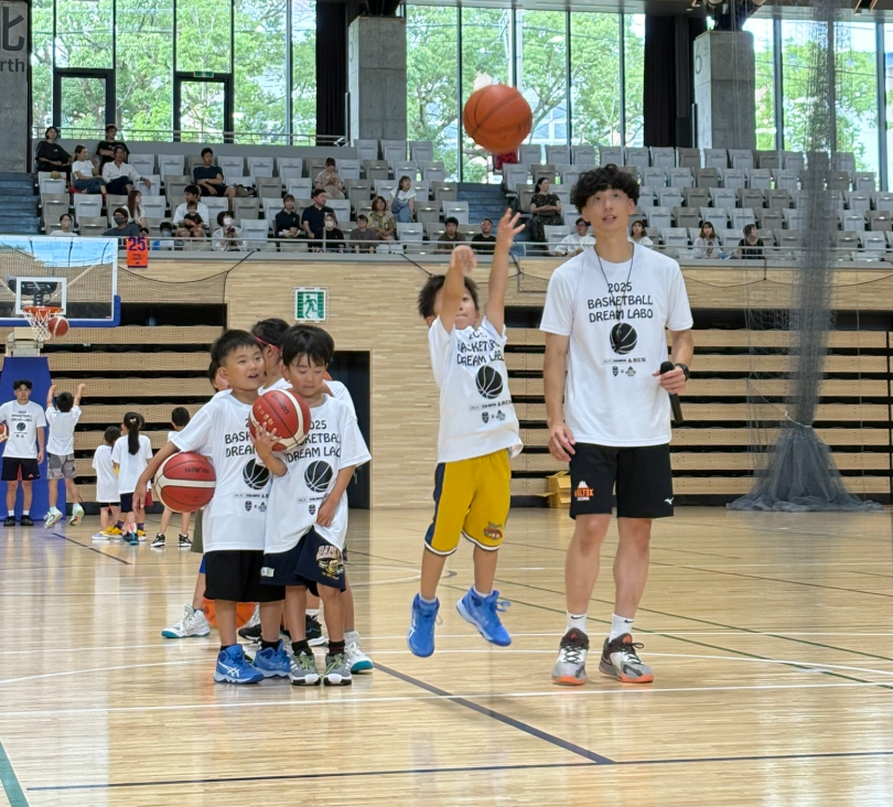 thinkandrun2024's tweet photo. 【EVENT REPORT】

THINK&amp;RUN × ベルテックス静岡　
7/21富士市北里アリーナ富士にて、ベルテックス静岡の選手によるバスケットボールクリニックが開催されました。
参加選手：鍋田 隆征選手、上村 大佐選手、石川 尚樹コーチ
小学校低学年・高学年の部に分かれ、バスケの楽しさを教わりました！ https://t.co/vU0lllTFXI