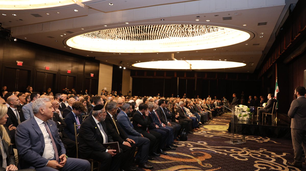 التقى السيد الرئيس أحمد الشرع وفدًا من الجالية السورية في الولايات المتحدة الأمريكية، مؤكّدًا أهمية دورهم في نقل الصورة الحقيقية للجمهورية العربية السورية، ومُعربًا عن شكره لجهودهم الصادقة في خدمة وطنهم.

#رئاسة_الجمهورية_العربية_السورية