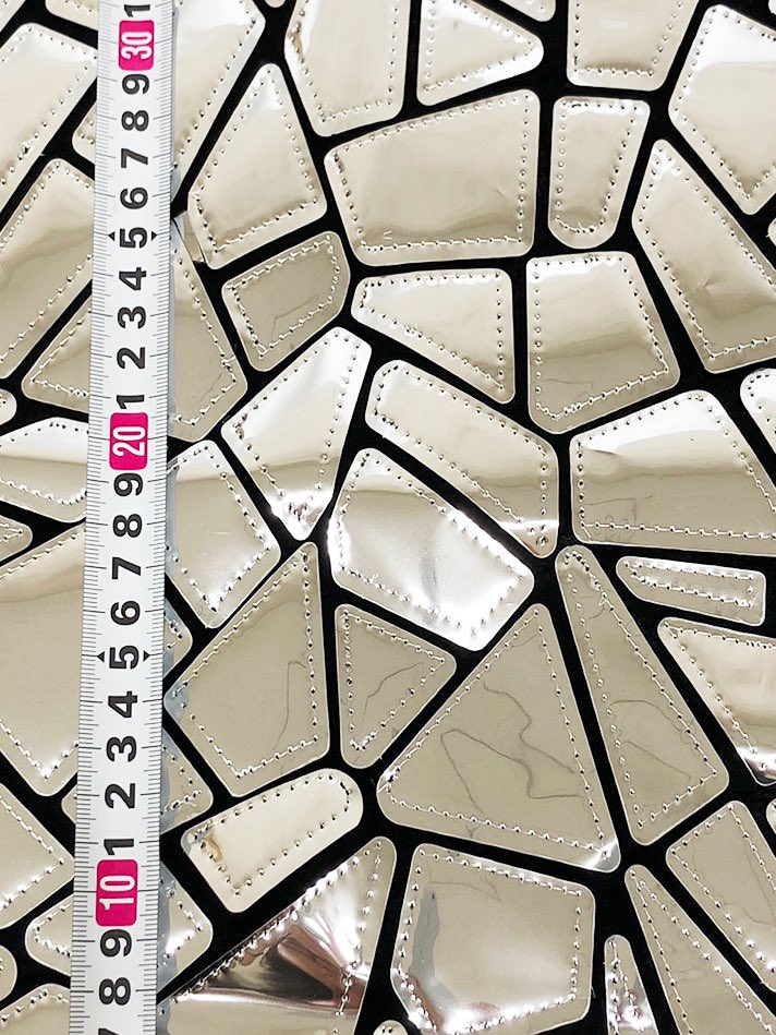 ⭐ デリンジャー ⭐️
メタリックなフィルムをベロアに縫い付けた生地です。
下生地のベロアは伸縮性があります。

価格440円(税込)/10cmにつき
coralshop.jp/shopdetail/000…

#コーラル #生地 #メタリック #ベロア