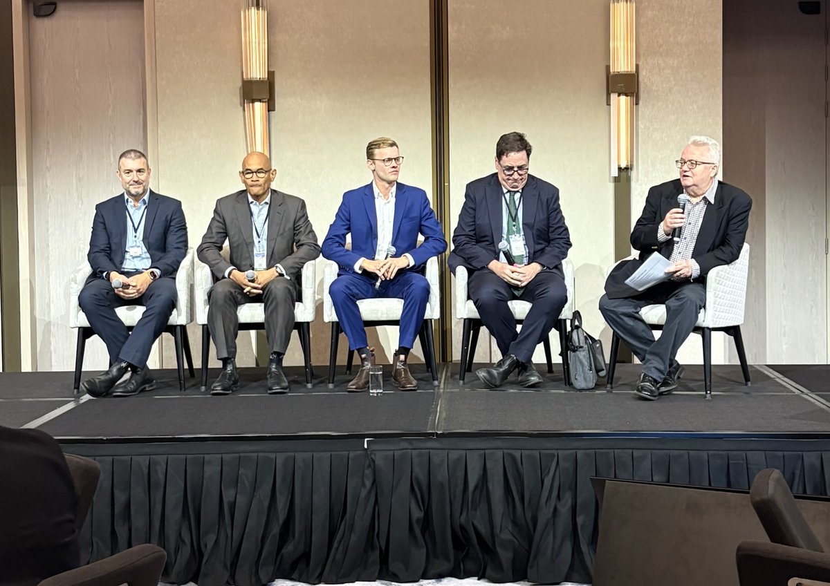 Currently discussing how to build a resilient and income generating portfolio ⁦<a href="/Schroders/">Schroders</a>⁩ ⁦<a href="/BetaShares/">Betashares</a>⁩ ⁦<a href="/TermPlus/">TermPlus</a>⁩ Perpetual at QLD Investor Summit. You can virtually - live and recorded #invest