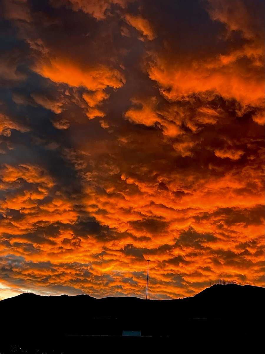 Cielo de #Quito 18:14

Arde.

#NohaycielocomoeldeQuito