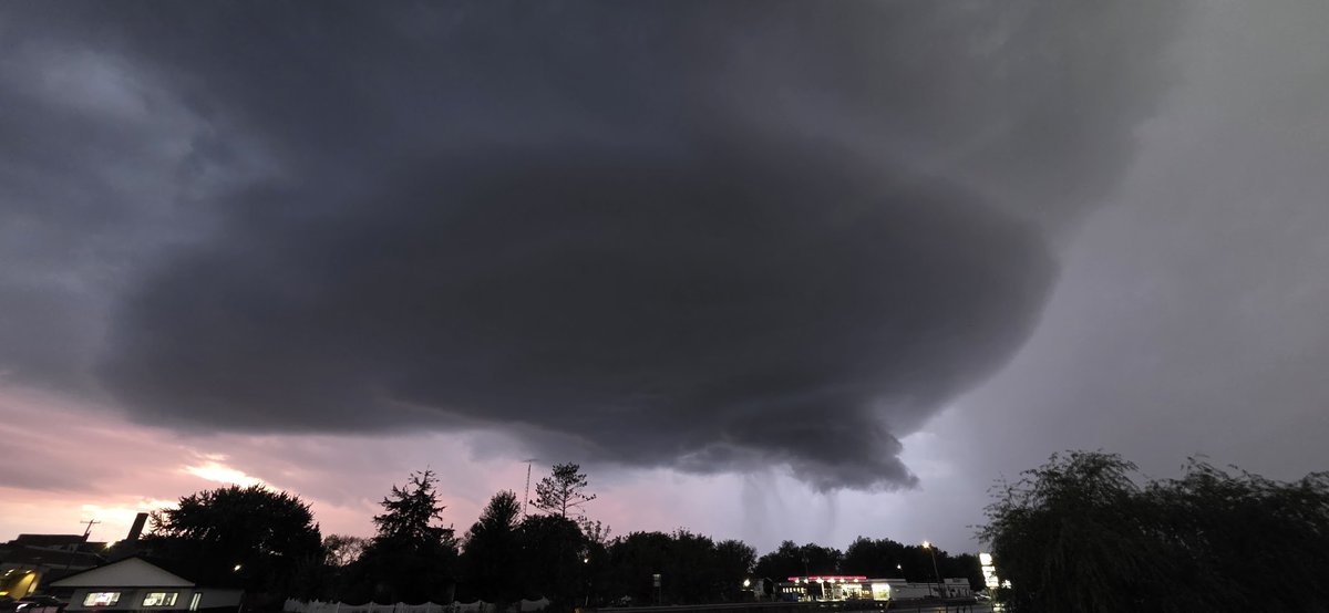 MNCloudProject's tweet image. Another phone shot from downtown Waterville. I got some video I will post later. 

I thought we might see some sunset magic, but it fell just short. #mnwx
