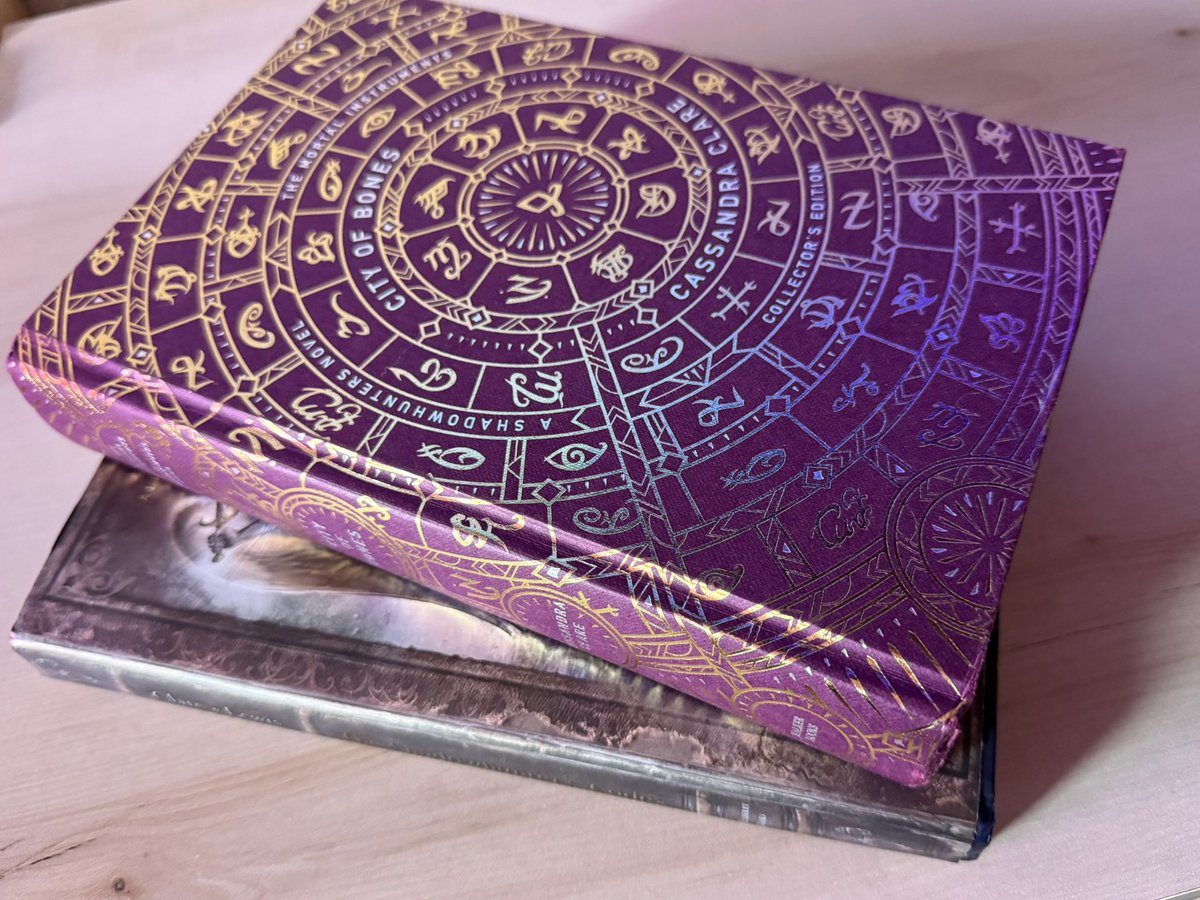 boggartingbooks's tweet photo. Obsessed with the #CityOfBones 10th Anniversary Edition, she’s soooo pretty 😍 ✨ @cassieclare #booktwt #Shadowhunters #TheMortalInstruments #AllTheStoriesAreTrue https://t.co/5WA61ywQ7S