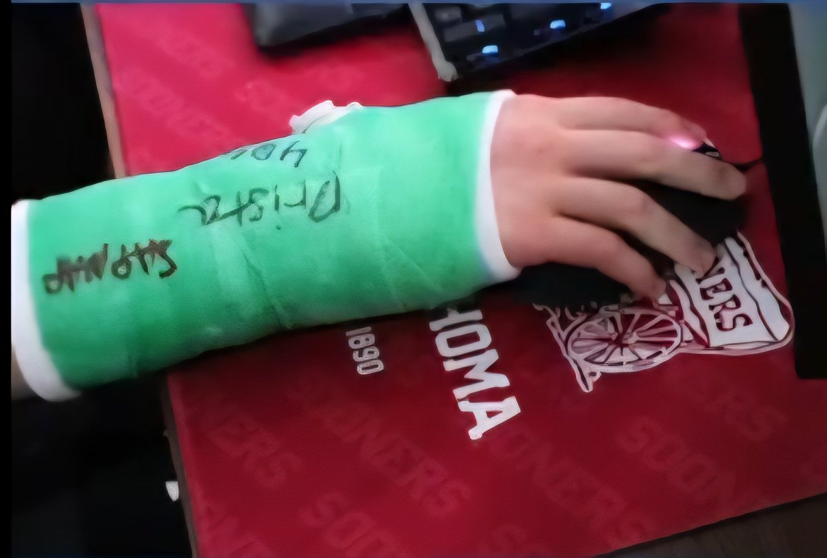 Tweetbird32245's tweet photo. Guys George signed the cast with 404😭 https://t.co/7p7TP5itNA