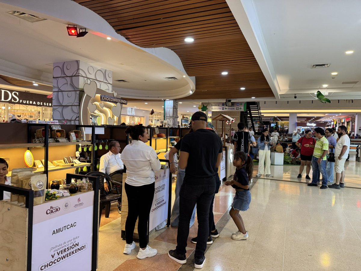 Con gran éxito se llevó a cabo la quinta versión de Chocoweekend, un evento que contó con la participación de 16 emprendimientos y productores de cacao provenientes de El Carmen de Chucurí, San Vicente de Chucurí, Rionegro y Barrancabermeja. 🍫

#ClústerCacaoSantander