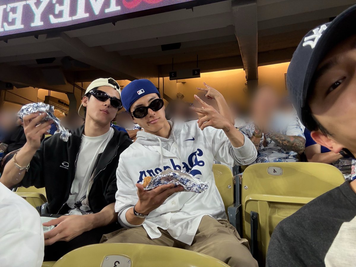 영재가 현재랑 주연이랑 셋이 LA 다져스 야구 보러 갔다고 사진 보내줌 !!!!!! ⚾️