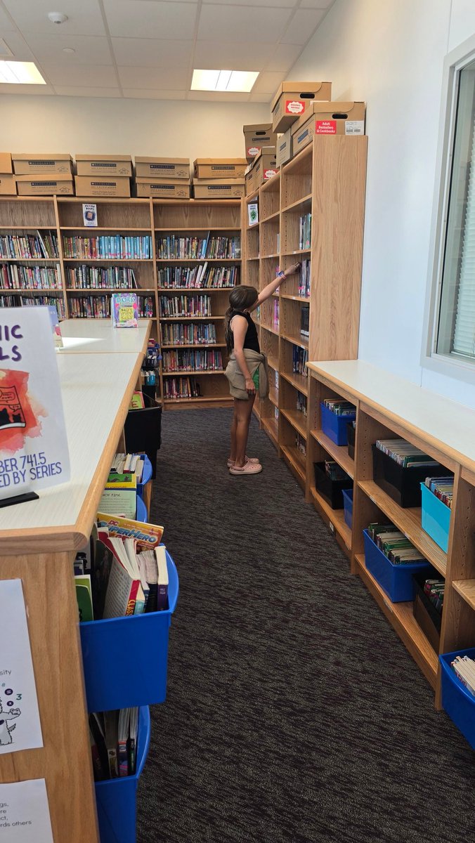 SeidlSTEAMspace's tweet image. Looking forward to another day of exploring our library for new books tomorrow! Students have been so excited to find awesome books to read. We have a cart full of brand new books! I also had help from my first helper of the year who made a wonderful book display to showcase!