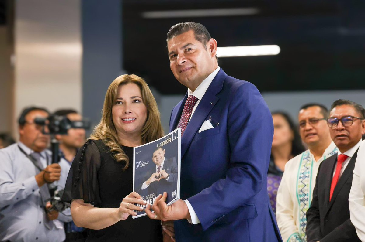 armentapuebla_'s tweet photo. Cada día encuentro en mi familia la razón para seguir adelante. Hoy, en especial, agradezco a mi esposa Ceci, cuyo amor y apoyo son motor de mi labor. 🩷

Los invito a cerrar esta semana reconociendo a quienes aman. 🙏🏻✨ https://t.co/rE2x3YQwQo