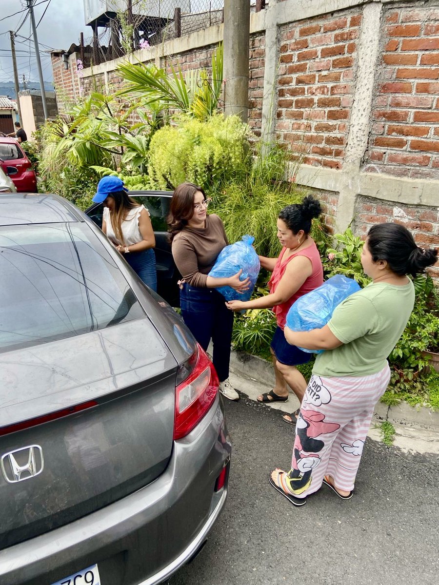 XiomaraLazo_'s tweet photo. Muchas familias se han visto afectadas por la falta de agua. Este día nos unimos para llevar fardos y botellas con agua en algunas zonas de Santa Tecla, lo tenemos claro, ante las crisis #VAMOSApoyando.
Seguiremos estando con la gente, atendiendo sus necesidades. Aquí si damos la cara siempre, porque los tecleños y comasaguenses lo valen 💪🏻❤️
