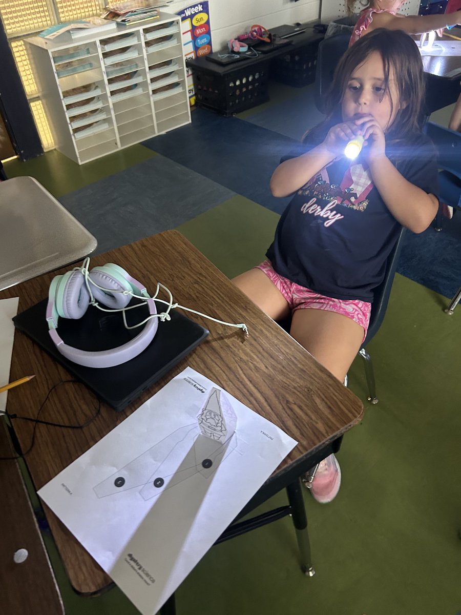 Seeing how the sun makes shadows in science with ⁦<a href="/MrsClementsTM/">Allie Clements</a>⁩. #TMGenius #bramlagebrainiacs