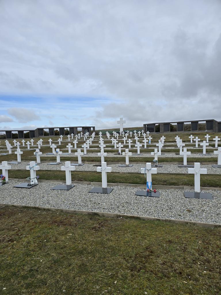 jerogi's tweet photo. CEMENTERIO DARWIN

Ver materializada la lucha del @cecimlaplata, y las y los familiares por el derecho a la Verdad y a la identidad. Se logró el reconocimiento de nuestros soldados. Sus nombres están allí. Nuestros corazones también.

Sin embargo, aún falta. Quedan 6 lápidas que dicen "SOLDADO ARGENTINO SOLO CONOCIDO POR DIOS". 

La identidad es un derecho humano. Es parte de nuestra historia y memoria común. Es el derecho a duelo de las y los familiares. Es un reclamo regido por el derecho internacional humanitario. No debe ni puede ser prenda de negociación. 

En lo personal, estoy juntando los pedacitos de subjetividad que se desperdigaron por todo Darwin. Fue profundamente emotivo. Agradezco haber tenido la oportunidad y posibilidad de vivir esto junto a mis compañeros. El CECIM es una gran escuela. Humanismo y soberanía como claves para entender nuestra Historia, nuestro presente y futuro. 

Hasta la Soberanía y la Verdad. Siempre.

MALVINAS

MEMORIA

VERDAD 

JUSTICIA

SOBERANÍA 

PAZ

🇦🇷
