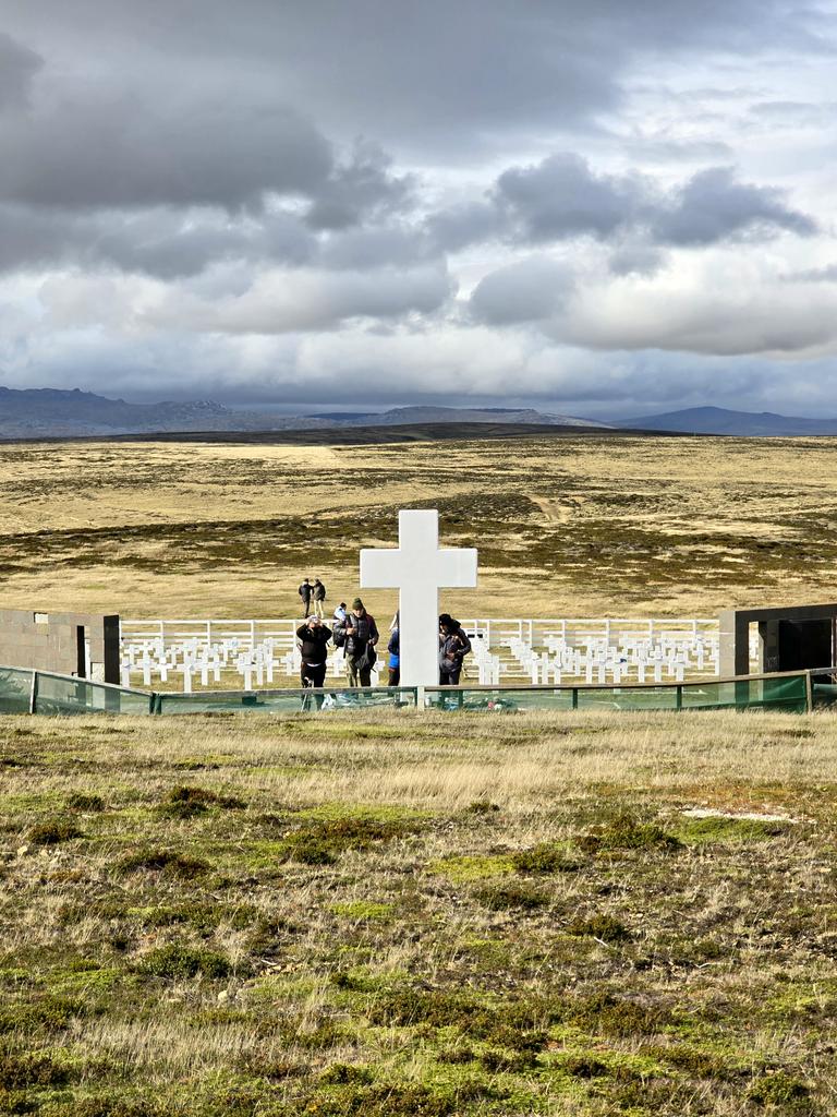 jerogi's tweet photo. CEMENTERIO DARWIN

Ver materializada la lucha del @cecimlaplata, y las y los familiares por el derecho a la Verdad y a la identidad. Se logró el reconocimiento de nuestros soldados. Sus nombres están allí. Nuestros corazones también.

Sin embargo, aún falta. Quedan 6 lápidas que dicen "SOLDADO ARGENTINO SOLO CONOCIDO POR DIOS". 

La identidad es un derecho humano. Es parte de nuestra historia y memoria común. Es el derecho a duelo de las y los familiares. Es un reclamo regido por el derecho internacional humanitario. No debe ni puede ser prenda de negociación. 

En lo personal, estoy juntando los pedacitos de subjetividad que se desperdigaron por todo Darwin. Fue profundamente emotivo. Agradezco haber tenido la oportunidad y posibilidad de vivir esto junto a mis compañeros. El CECIM es una gran escuela. Humanismo y soberanía como claves para entender nuestra Historia, nuestro presente y futuro. 

Hasta la Soberanía y la Verdad. Siempre.

MALVINAS

MEMORIA

VERDAD 

JUSTICIA

SOBERANÍA 

PAZ

🇦🇷